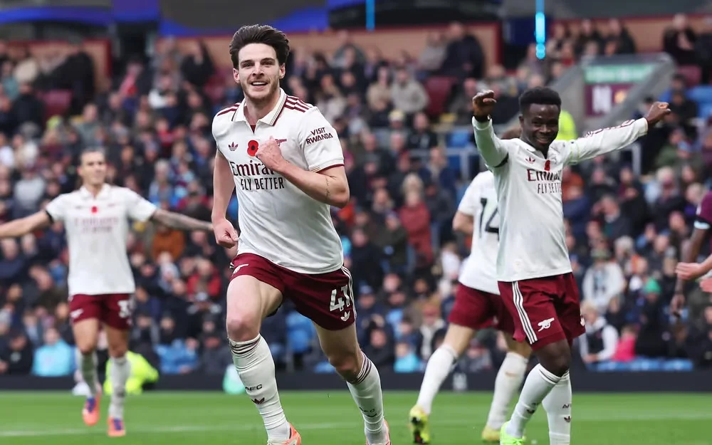 Arsenal mantiene su paso firme con victoria 2-0 ante Burnley